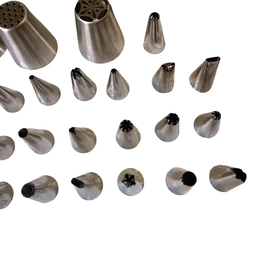 Vintage 55 Piece Cake Decorating Kit Metal Piping Tips Icing Nozzles AS IS